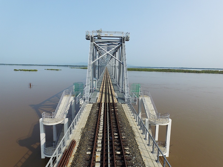 中俄兩國首座跨江鐵路大橋鋪軌貫通【2】