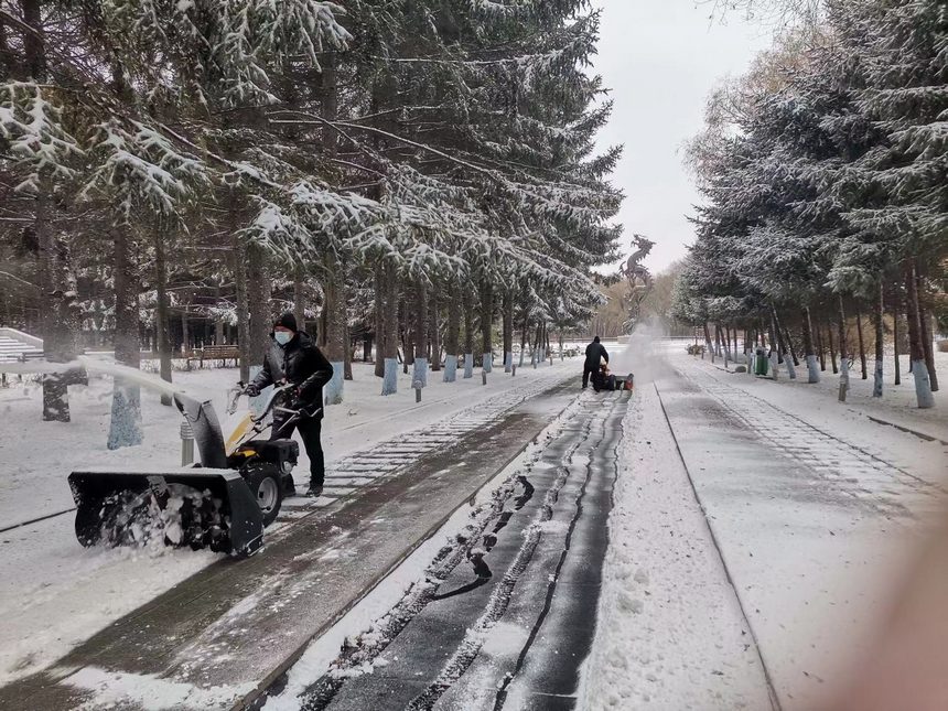 11月7日18时，哈尔滨市平房区开始降雪，道路结冰。平房区城管局迅速启动疫情防控期间应急清冰雪方案，所有作业车辆闻雪而动，迅速上道作业。 哈尔滨市平房区委宣传部供图