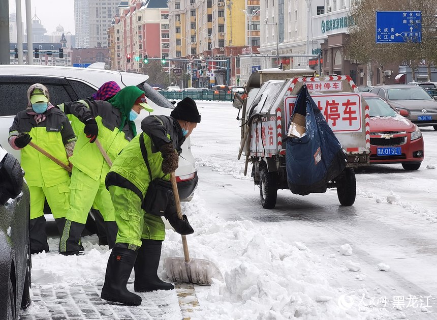 环卫工人在寒风中浴“雪”奋战。 人民网 苏靖刚摄