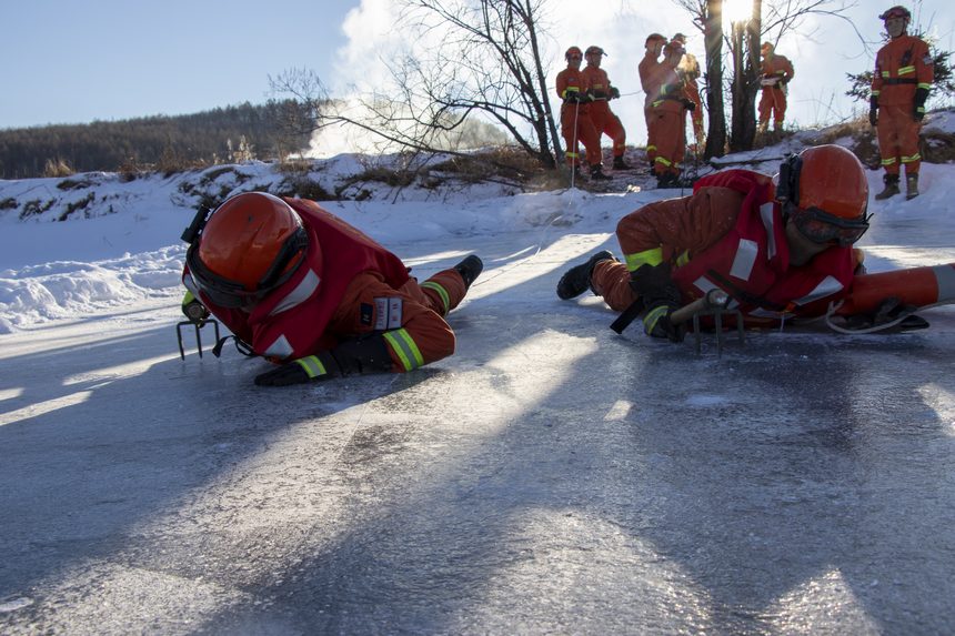 零下30℃！大興安嶺地區森林消防指戰員開展冰域事故救援實戰演練【2】