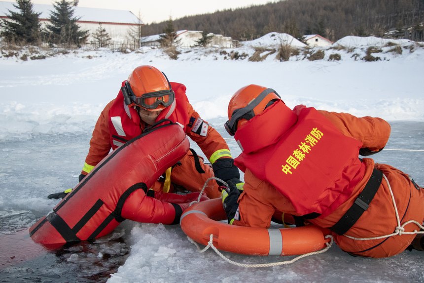 零下30℃！大興安嶺地區森林消防指戰員開展冰域事故救援實戰演練【4】