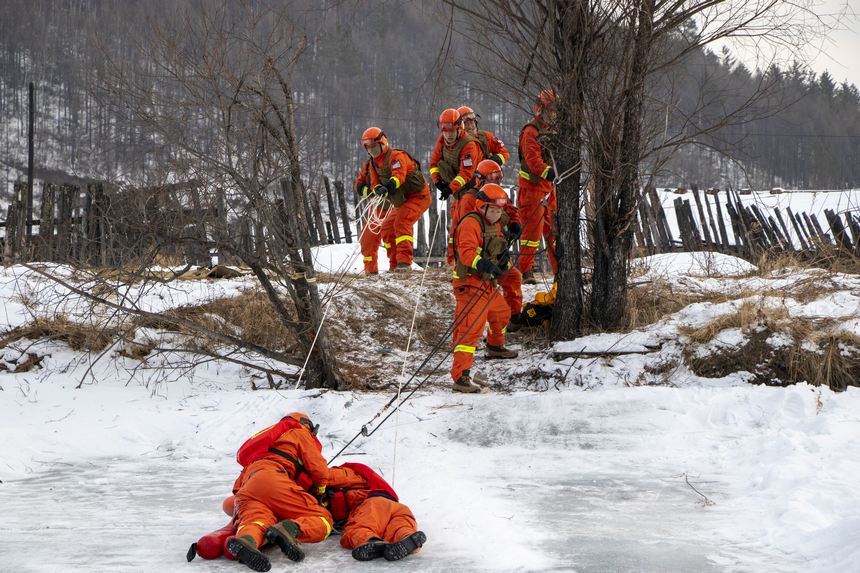 零下30℃！大興安嶺地區森林消防指戰員開展冰域事故救援實戰演練【7】