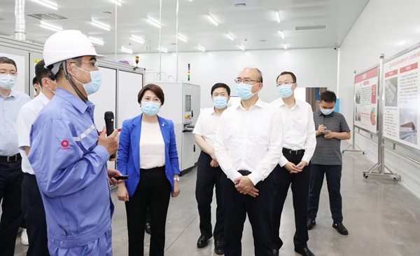 7月4日，许勤来到中国建材佳木斯光电材料有限公司，了解碲化镉弱光发电玻璃项目建设情况。