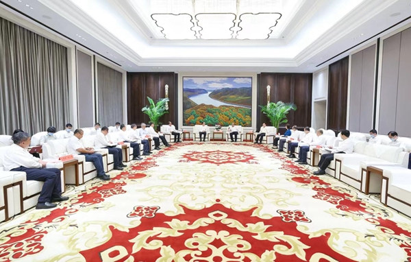 7月5日下午,省委书记、省人大常委会主任许勤,省委副书记、省长胡昌升在哈尔滨会见国家电网有限公司董事长、党组书记辛保安一行。