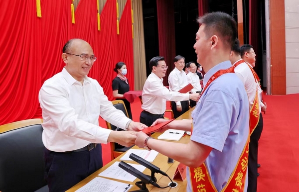 许勤、胡昌升等为劳模代表颁发奖章和证书。