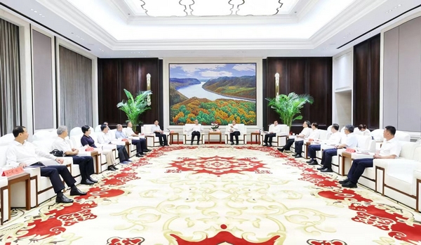 7月6日晚，省委书记、省人大常委会主任许勤，省委副书记、省长胡昌升在哈尔滨拜会全国政协副主席、民建中央常务副主席辜胜阻。