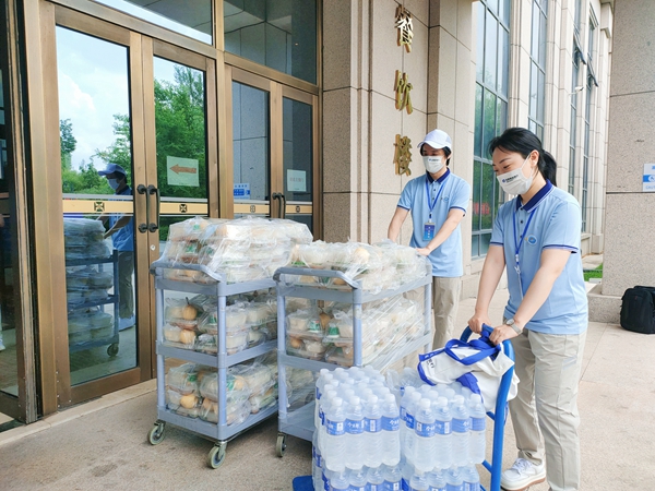 志愿者为会议工作人员配餐。中国建设银行黑龙江省分行供图