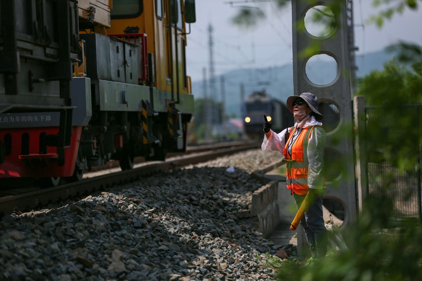 黑龙江：铁路工作者50℃高温下的坚守