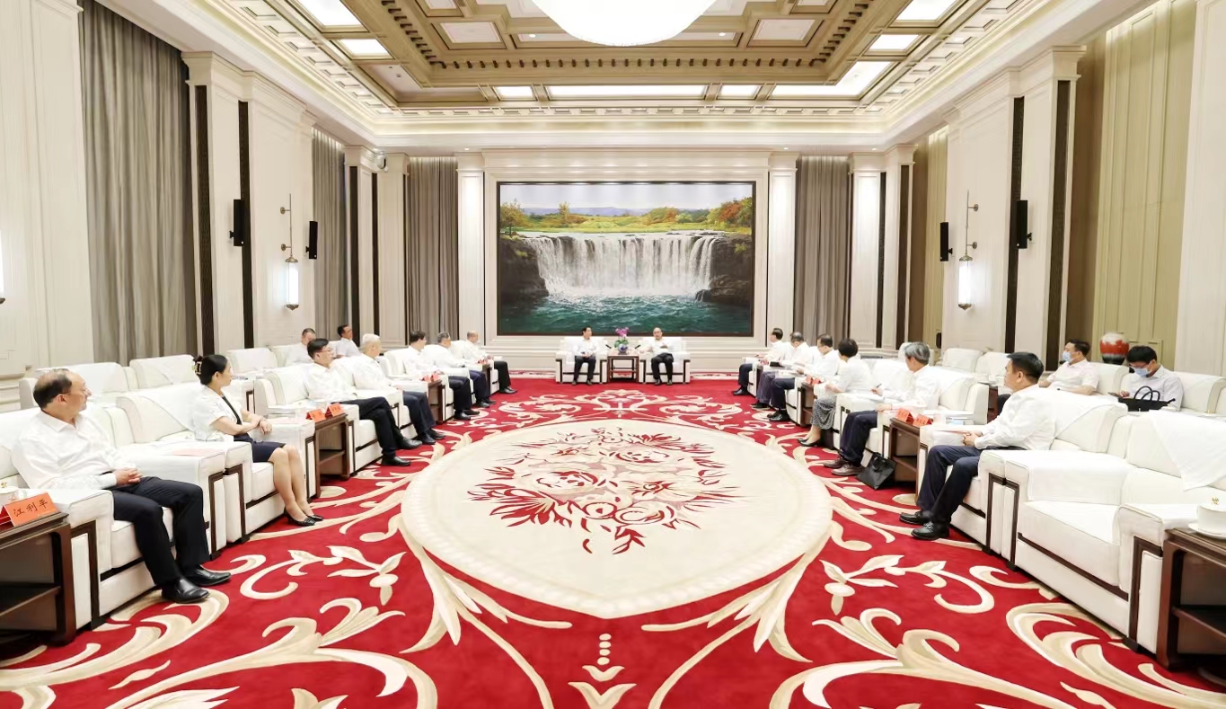 7月17日下午，省委书记、省人大常委会主任许勤在哈尔滨会见全国台联党组书记、会长黄志贤一行。
