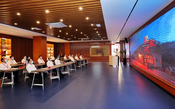 会前，许勤等与挂职干部共同参加了《坚定拥护“两个确立”、坚决做到“两个维护”》的微党课。