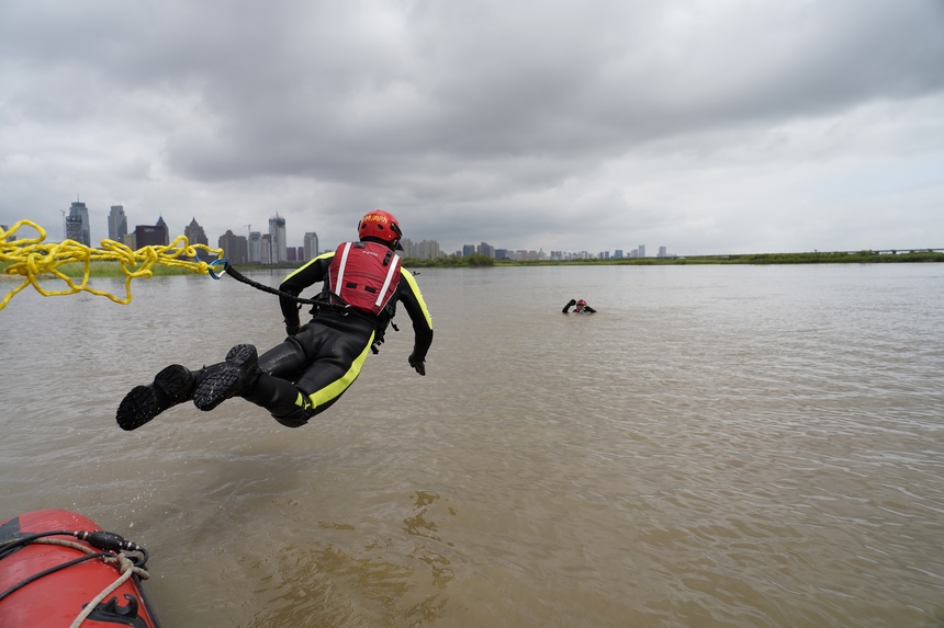 黑龍江森林消防總隊開展水上救援訓練。