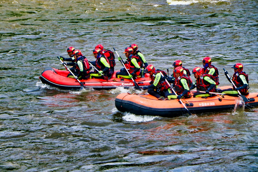 水域救援梯隊編成訓練。