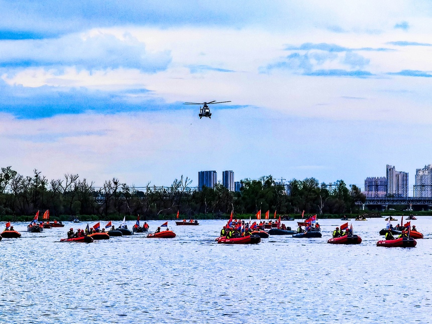 直升机和橡皮艇冲锋舟水上磨合训练。