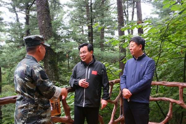 胡昌升在溪水国家森林公园叮嘱巡护员做实做细巡护工作