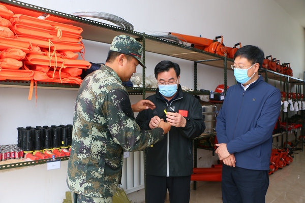 胡昌升在溪水林场分公司防火装备库检查装备维护情况