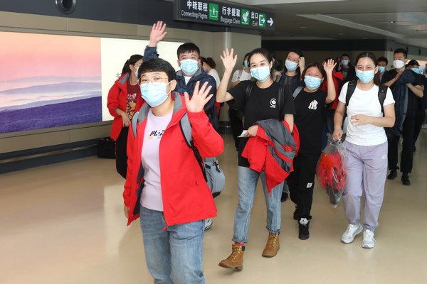 黑龙江省援藏抗疫医疗队出发。戴宁 摄