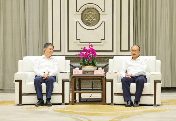 8月18日下午，省委书记、省人大常委会主任许勤在哈尔滨会见中国华电集团有限公司党组书记、董事长温枢刚一行。