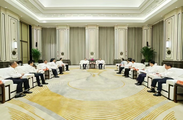 8月18日下午，省委书记、省人大常委会主任许勤在哈尔滨会见中国华电集团有限公司党组书记、董事长温枢刚一行。