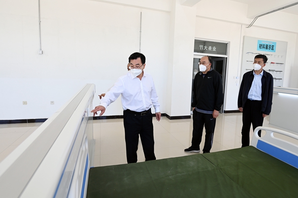 胡昌升在大庆市方舱（亚定点救治）医院了解项目建设情况。