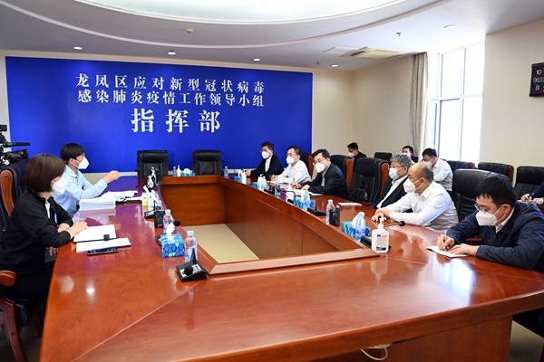 胡昌升到龙凤区疫情防控指挥部听取工作情况汇报。