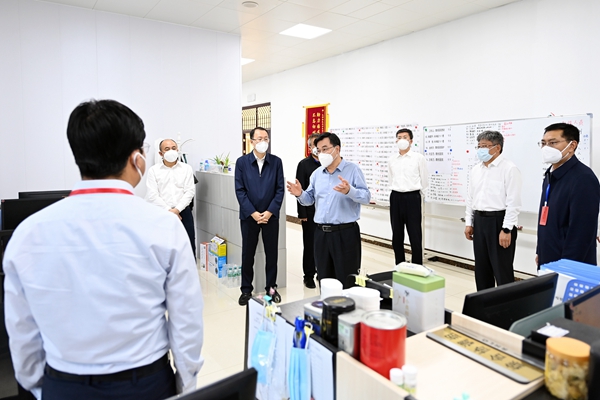 胡昌升到让胡路区疫情防控指挥部慰问工作人员。