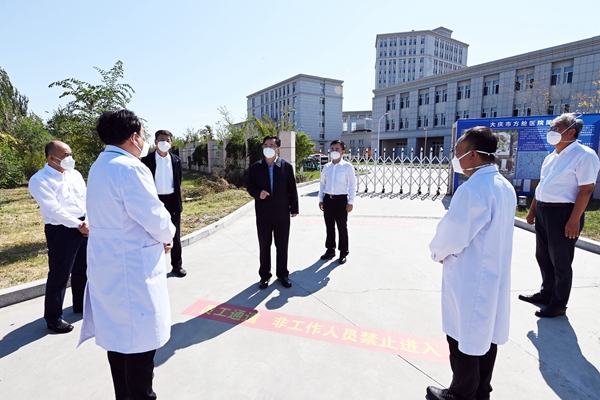 胡昌升到大庆市方舱医院了解患者医疗救治情况。