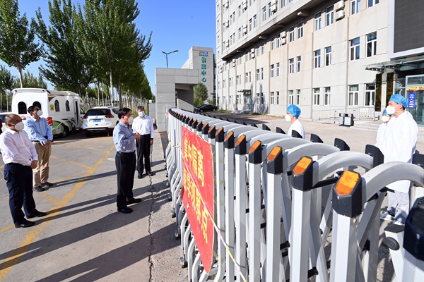 胡昌升到集中隔离点了解风险人员管控情况。