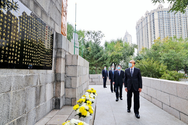 许勤等省市领导及各界代表缓步绕行，瞻仰烈士纪念塔