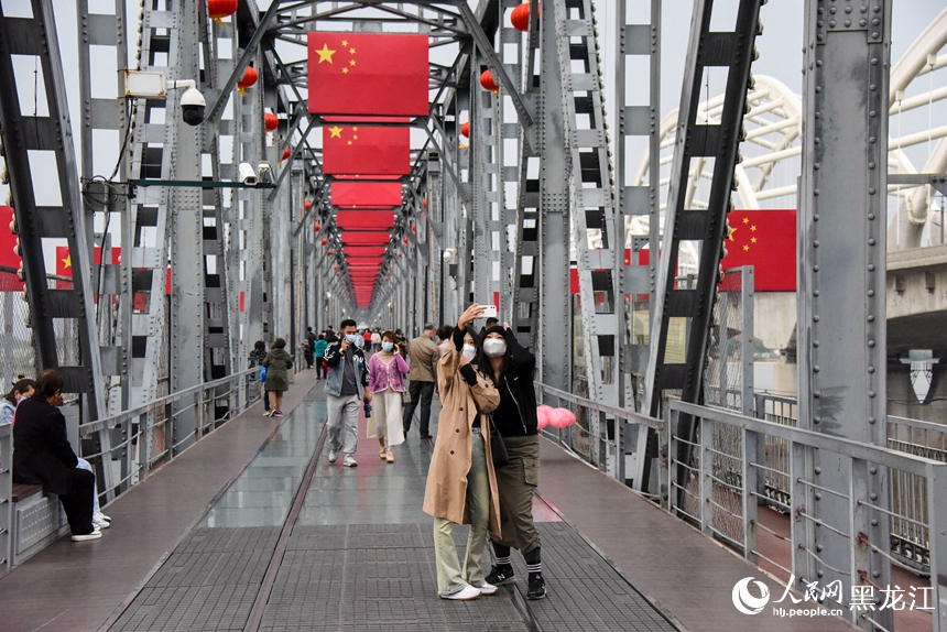 國旗飄飄迎國慶 哈爾濱街頭節日氛圍濃