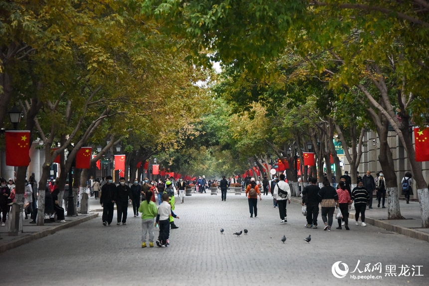 國旗飄飄迎國慶 哈爾濱街頭節日氛圍濃