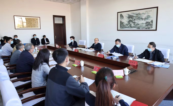 10月28日上午，省委书记、省人大常委会主任许勤到哈尔滨医科大学宣讲党的二十大精神，与师生代表座谈交流学习体会。