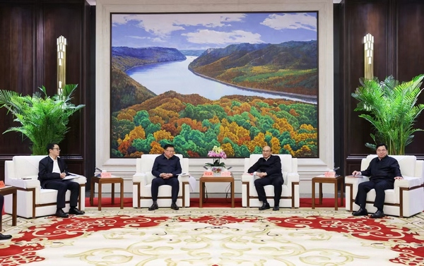 10月27日下午，省委書記、省人大常委會主任許勤，省委副書記、省長胡昌升在哈爾濱會見中國交通建設集團有限公司黨委書記、董事長王彤宙，總經理王海懷一行。