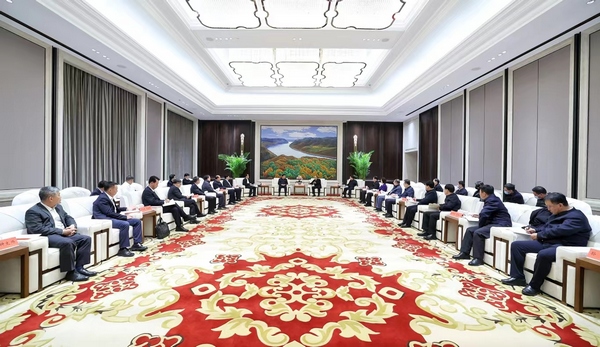 10月27日下午，省委書記、省人大常委會主任許勤，省委副書記、省長胡昌升在哈爾濱會見中國交通建設集團有限公司黨委書記、董事長王彤宙，總經理王海懷一行。