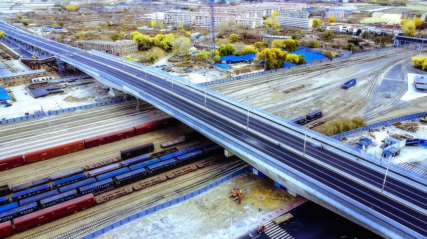 中國高寒地區跨度最大、噸位最重連續梁橋建成通車。