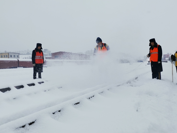 哈爾濱鐵路應對今冬首場降雪確保運輸安全。