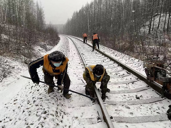 哈爾濱鐵路應對今冬首場降雪確保運輸安全