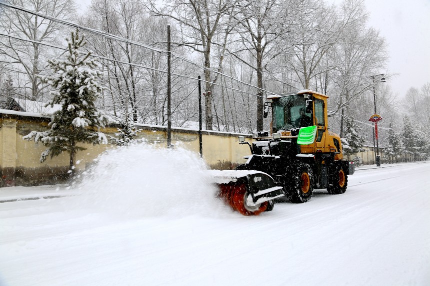 “中国最冷小镇”迎降雪 城市街路披银装