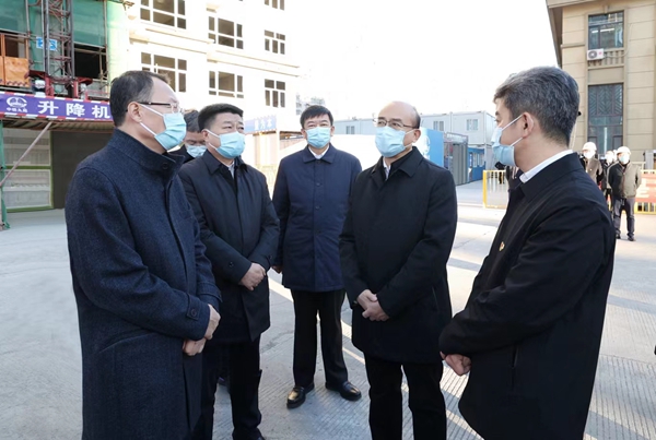 在雞西市雞冠區河畔家園小區棚改項目現場，許勤詳細了解規劃建設和回遷安置等情況。