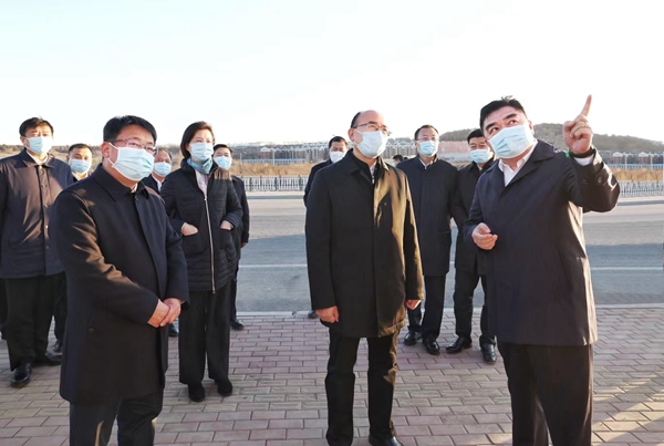 在中車·嘉澤新能源裝備制造項目現場，許勤詳細了解項目情況，聽取雞西市重點項目建設工作匯報。