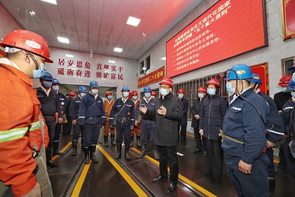 許勤來到龍煤雞西礦業公司山城煤礦，在礦井通道看望一線採煤工人，宣講黨的二十大精神，向全省煤礦工人致以親切問候。