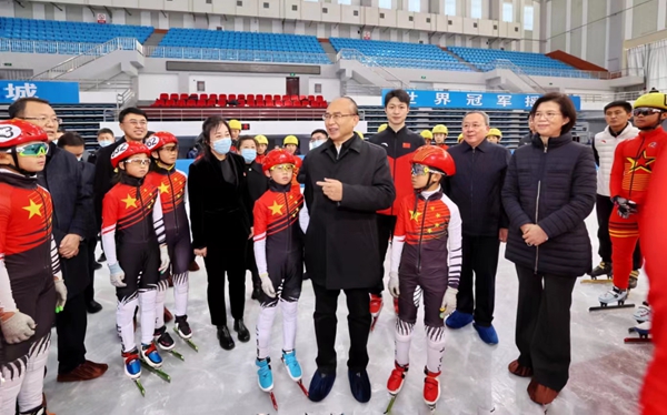 在七台河體育會展中心，許勤觀看短道速滑運動隊訓練，與運動員親切交談。