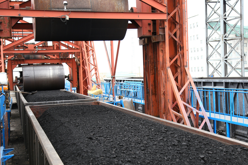 哈铁1至10月完成电煤运输5768万吨，全力保障北方地区供暖。