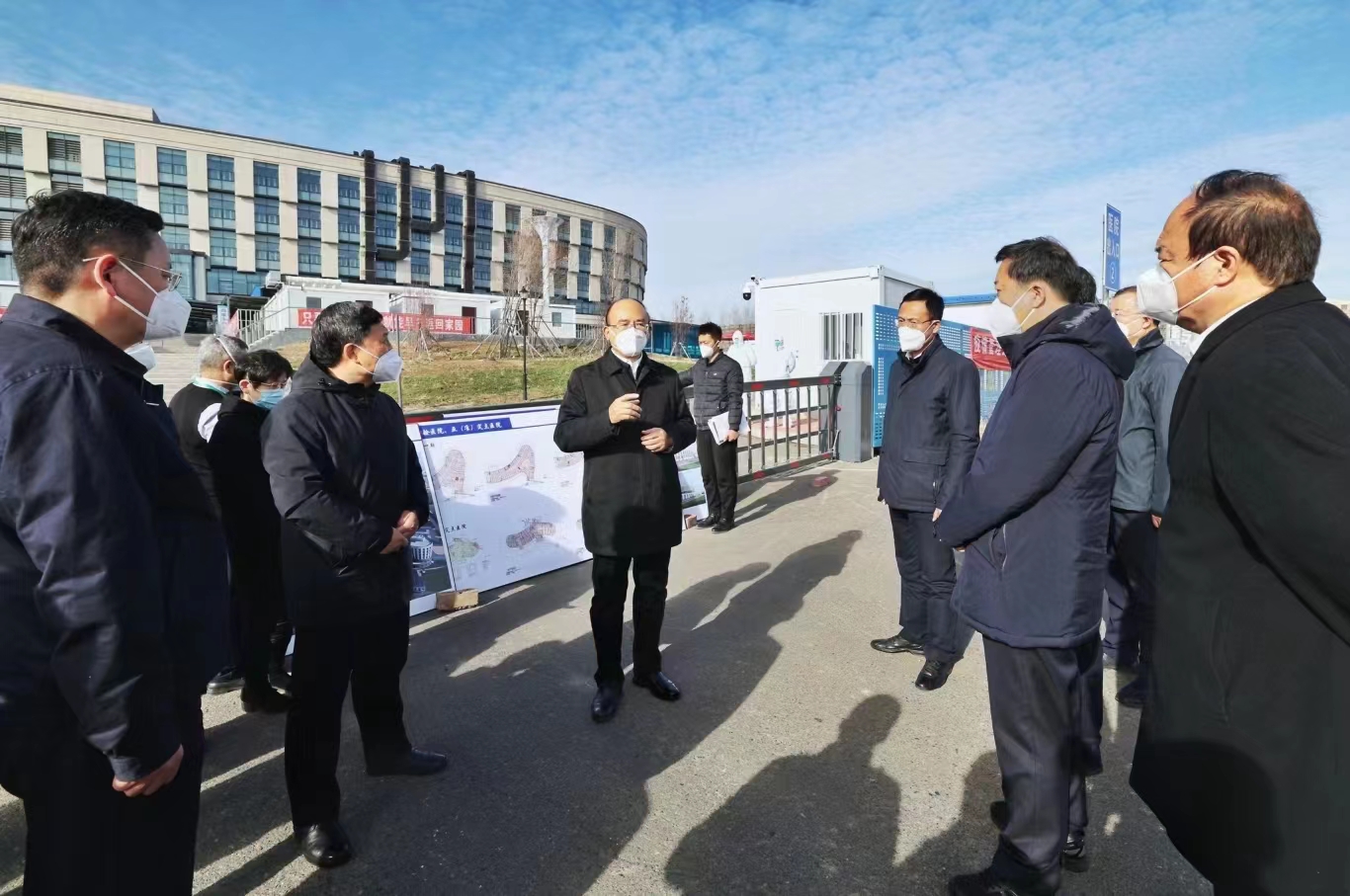 在平房区方舱医院，许勤实地了解病人收治、医护办公、物资供应等情况。