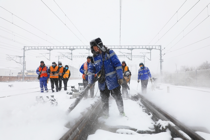 哈铁全力应对降雪天气确保铁路运输安全畅通