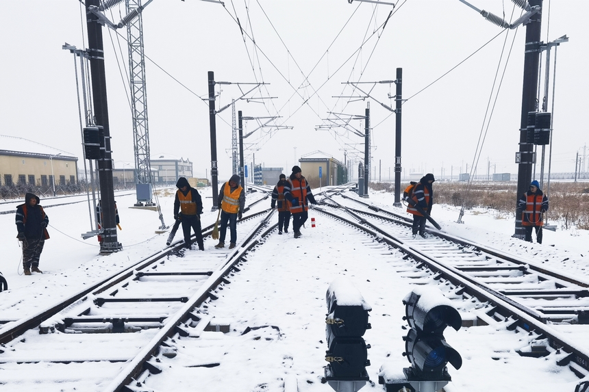 哈铁全力应对降雪天气确保铁路运输安全畅通