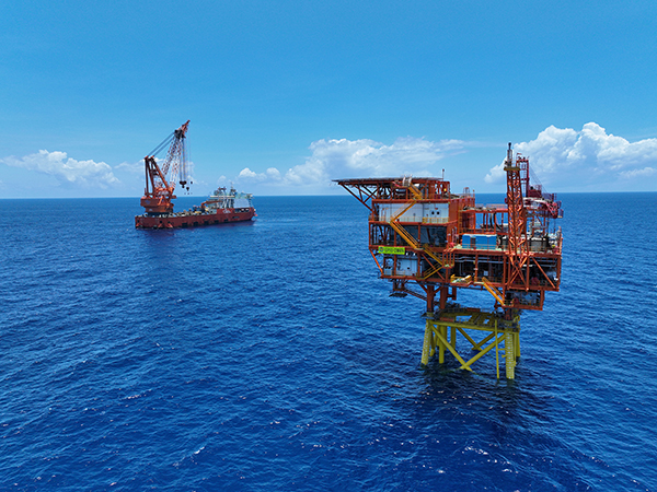 我国自主设计建造的亚洲最大海上石油生产平台恩平15