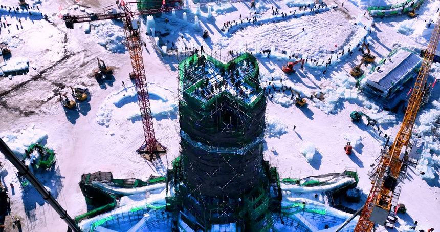 哈尔滨冰雪大世界主塔封顶