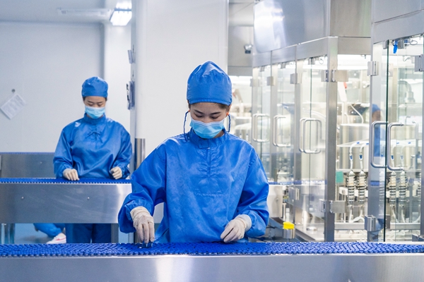 哈藥集團三精制藥有限公司的生產車間正在生產大批雙黃連口服液。