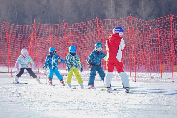 游客在佳木斯敖其灣滑雪場滑雪。