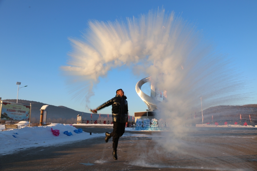 在“中国最冷小镇”大兴安岭呼中区体验“泼水成冰”